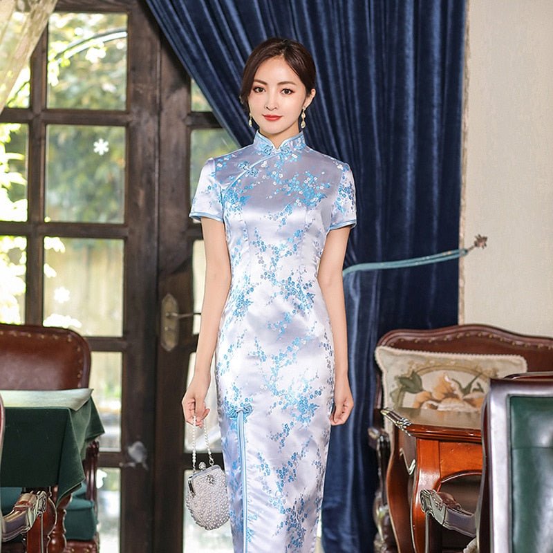 femme qui porte robe japonaise bleu ciel