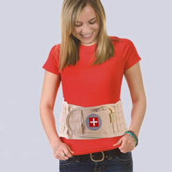 Femme qui porte ceinture lombaire gonflable