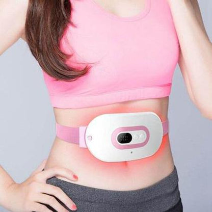 Femme qui porte une ceinture contre les douleurs menstruelles