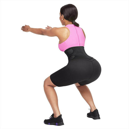 Femme qui fait des squats avec ceinture sauna amincissante