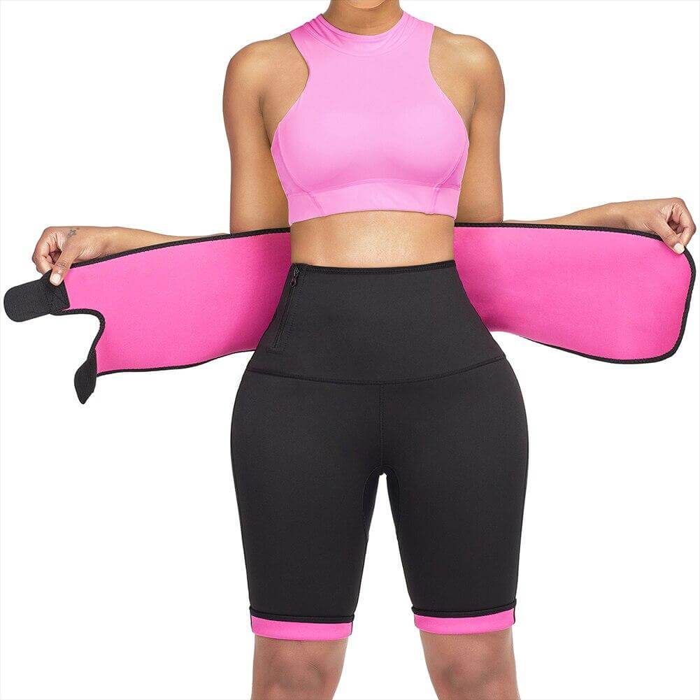 Femme qui porte ceinture sauna amincissante rose