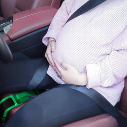 Femme enceinte qui utilise l'adaptateur de ceinture