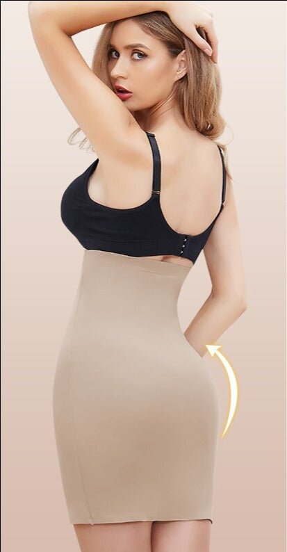 Femme qui porte une jupe gaine beige