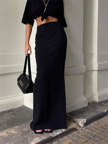 Femme qui porte une jupe longue gainante