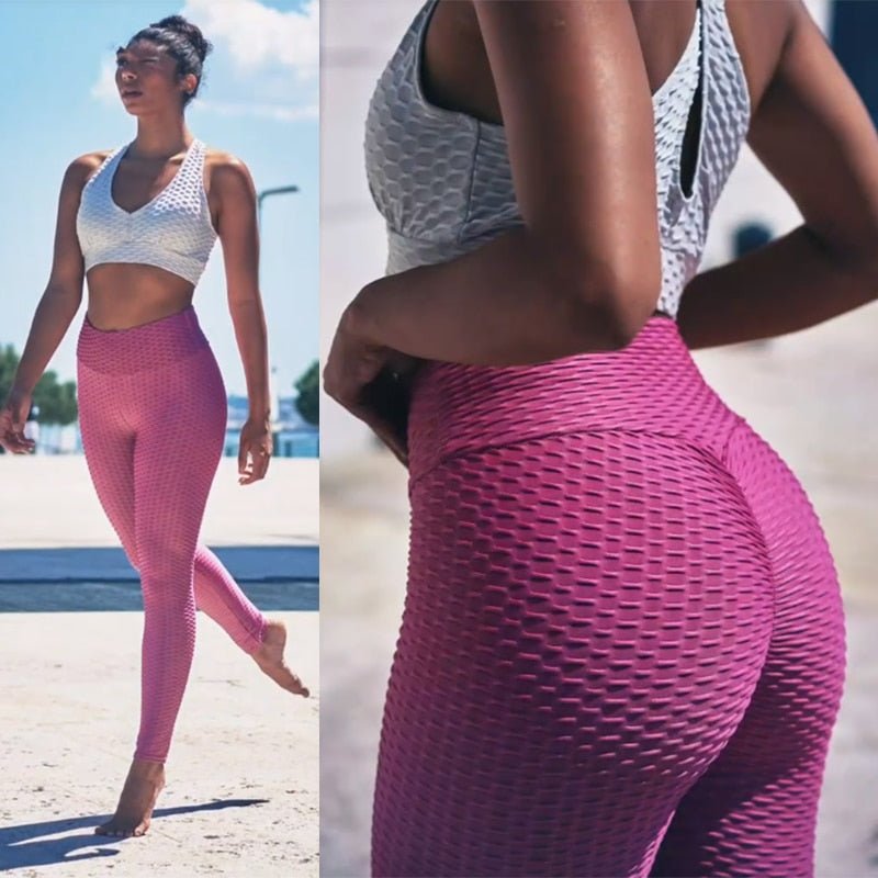 Femme qui porte un Legging anti cellulite grande taille violet
