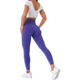 Femme de dos qui porte un legging gainant violet