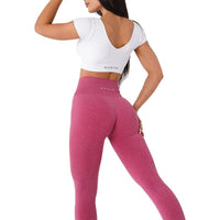 Femme qui porte un legging gainant de danse rose foncé