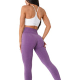 Femme de dos qui porte un legging gainant violet