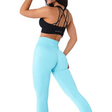 Femme qui porte un legging bleu turquoise