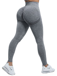 Femme qui porte un legging gainant push up gris