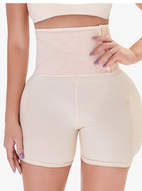 Femme qui porte un Short Gainant Push Up beige